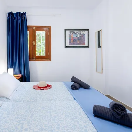 1h. Cozy Flores With Pool アデヘ