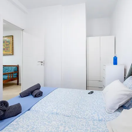 1h. Cozy Flores With Pool