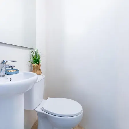 1h. Cozy Flores With Pool * アデヘ