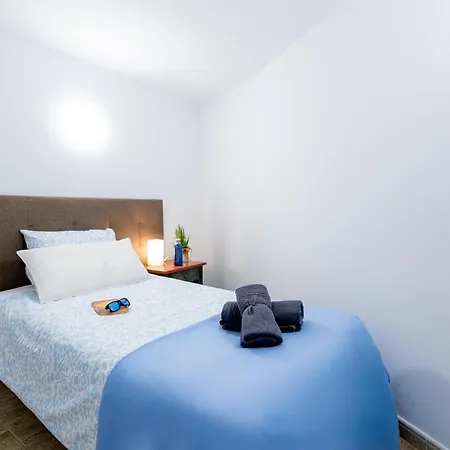 1h. Cozy Flores With Pool